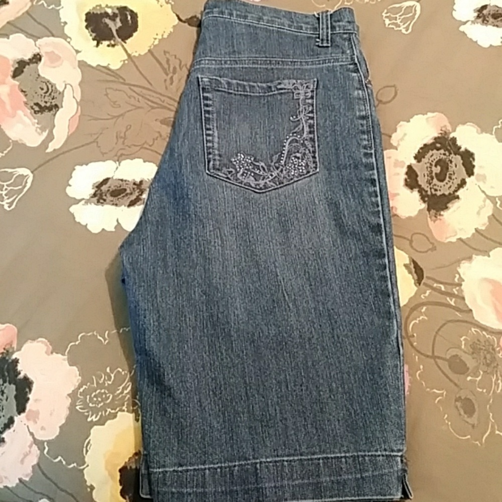 ✨denim Bermuda length shorts✨